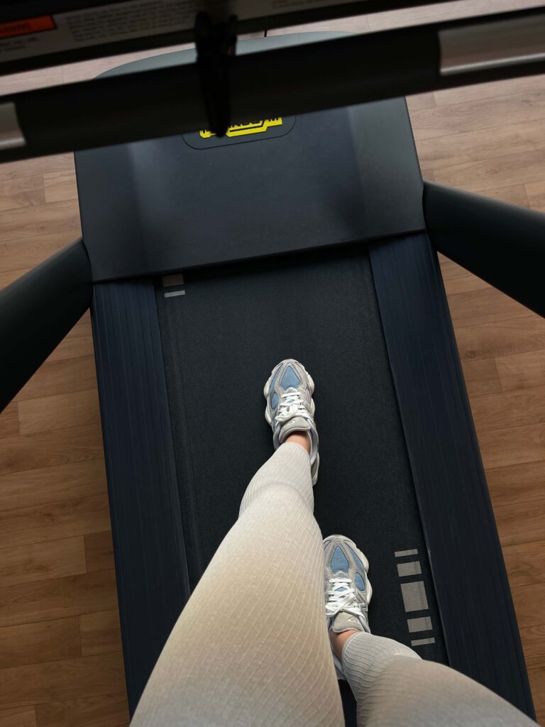 Eine Frau geht auf dem Laufband.