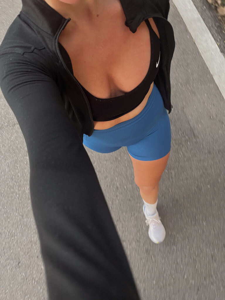 Eine fitte Frau in Sportklamotten.