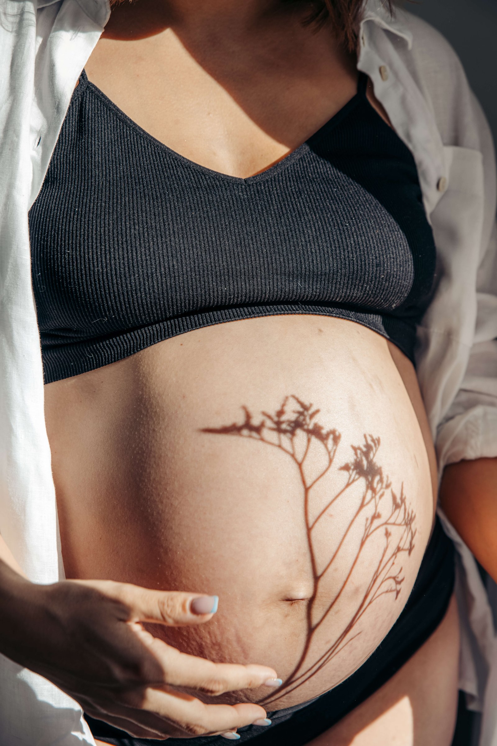 Der Bauch einer schwangeren Frau.