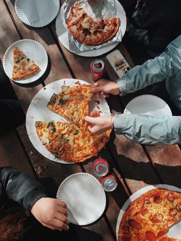 Ein Tisch voller Pizza.